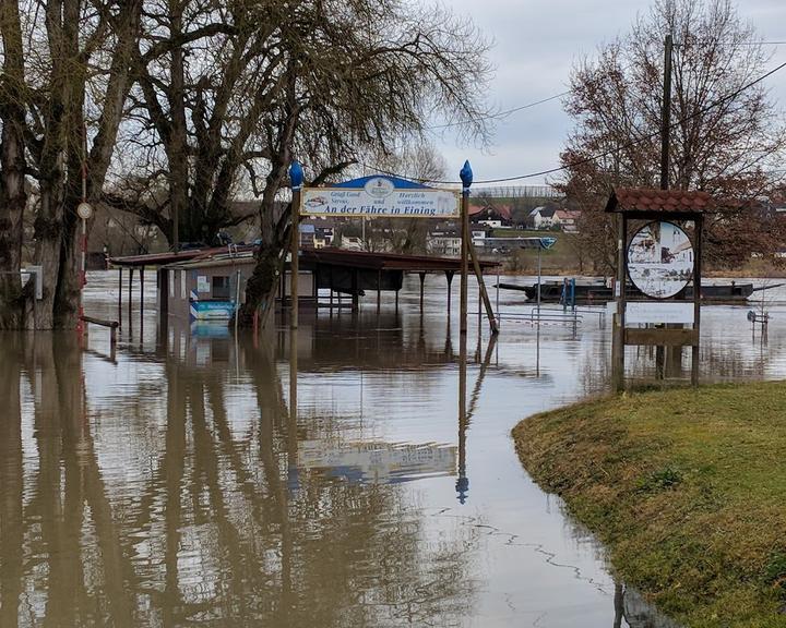 An der Faehre in Eining